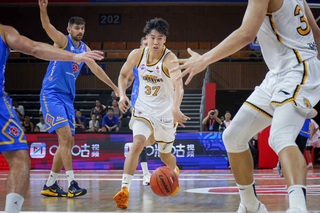 辽宁球员持球进攻。华龙网记者 李一鸣 摄