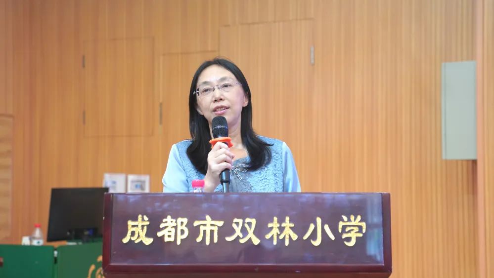 运动会采访老师_采访运动老师会问什么_运动会采访老师的采访稿范文