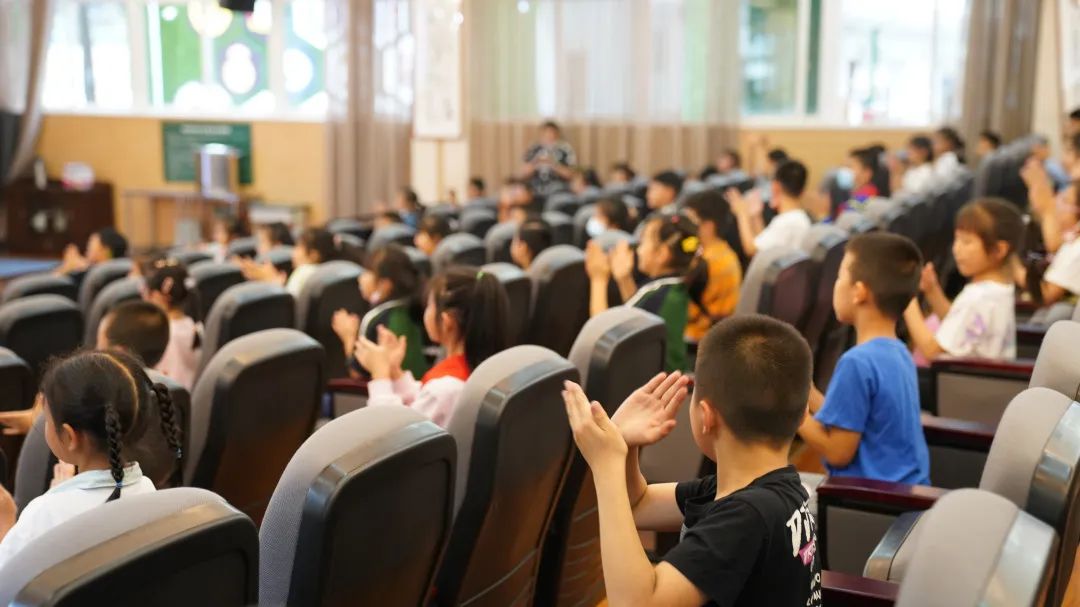 运动会采访老师_采访运动老师会问什么_运动会采访老师的采访稿范文